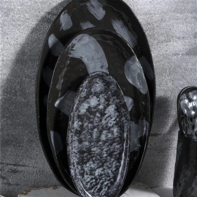Zestaw ceramicznych talerzy